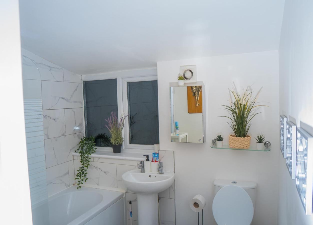 The Highfield Villa, 5 Bedrooms, Northampton Centre, Sleeps 10 Extérieur photo