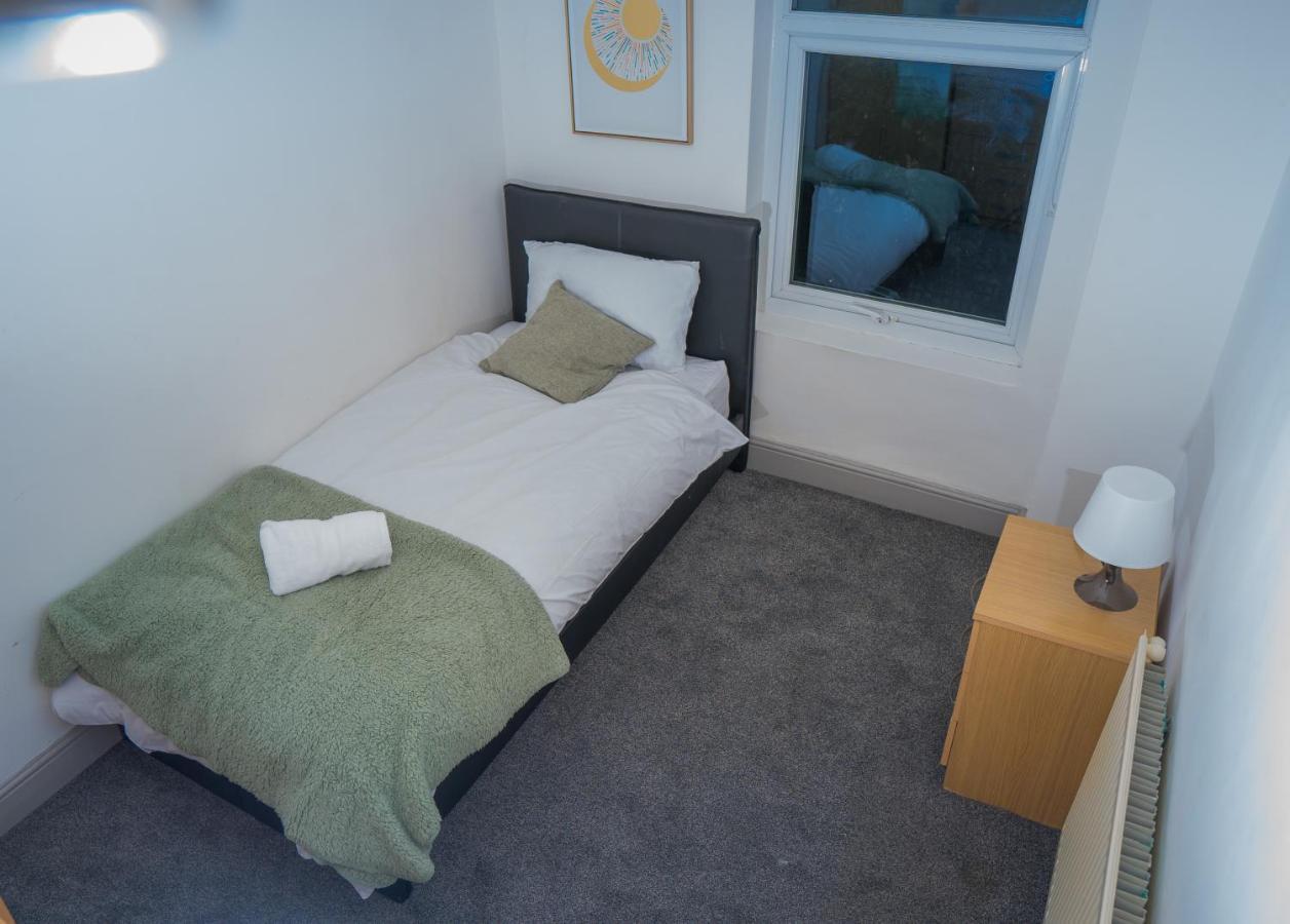 The Highfield Villa, 5 Bedrooms, Northampton Centre, Sleeps 10 Extérieur photo