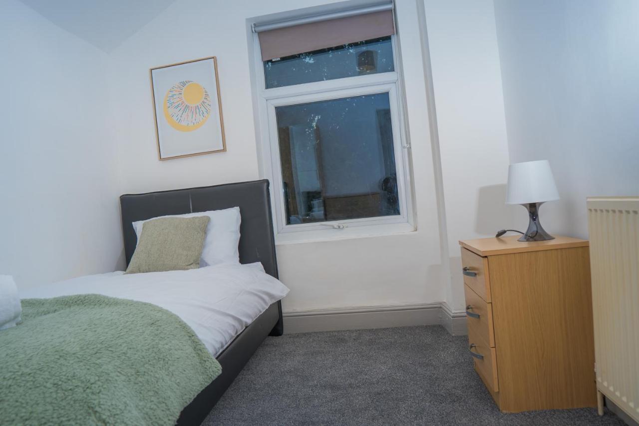 The Highfield Villa, 5 Bedrooms, Northampton Centre, Sleeps 10 Extérieur photo