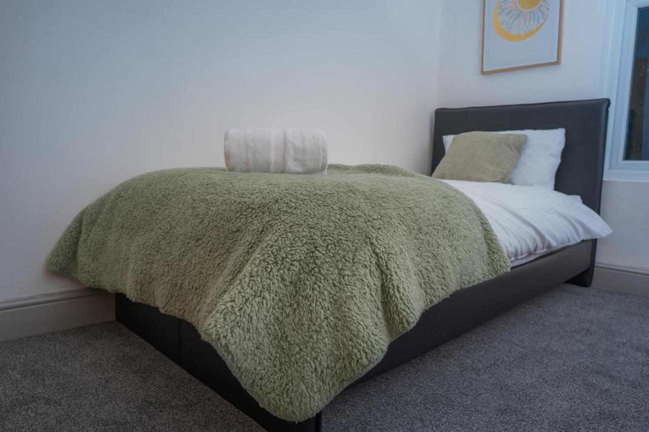 The Highfield Villa, 5 Bedrooms, Northampton Centre, Sleeps 10 Extérieur photo