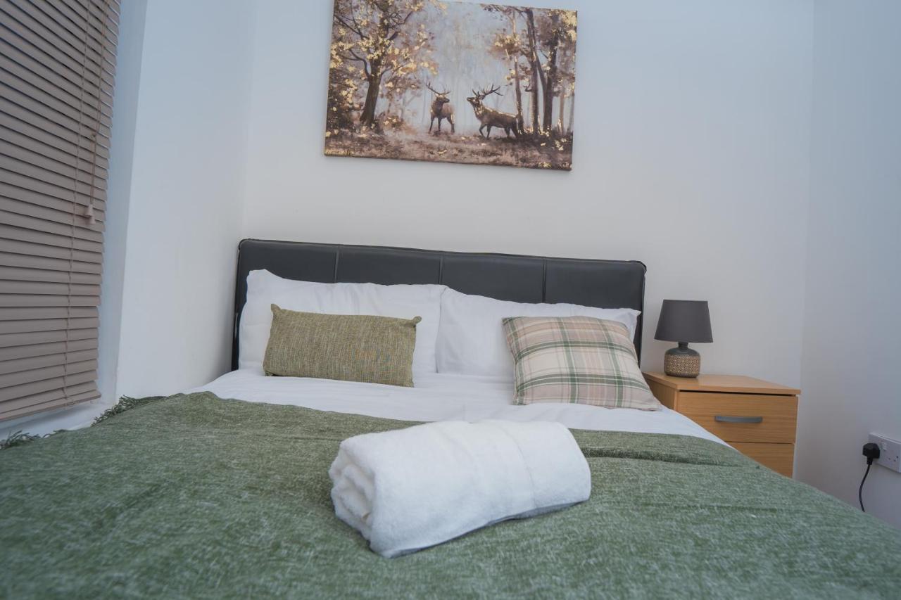 The Highfield Villa, 5 Bedrooms, Northampton Centre, Sleeps 10 Extérieur photo